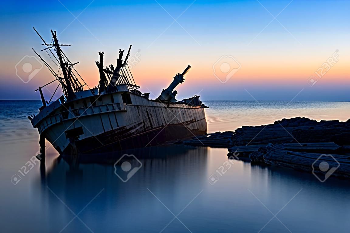 Schiffbruch in Zypern bei Sonnenuntergang