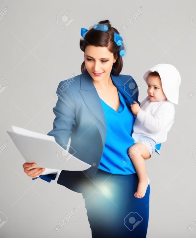 赤ちゃん分離した白い背景の上に保持しているビジネス女性