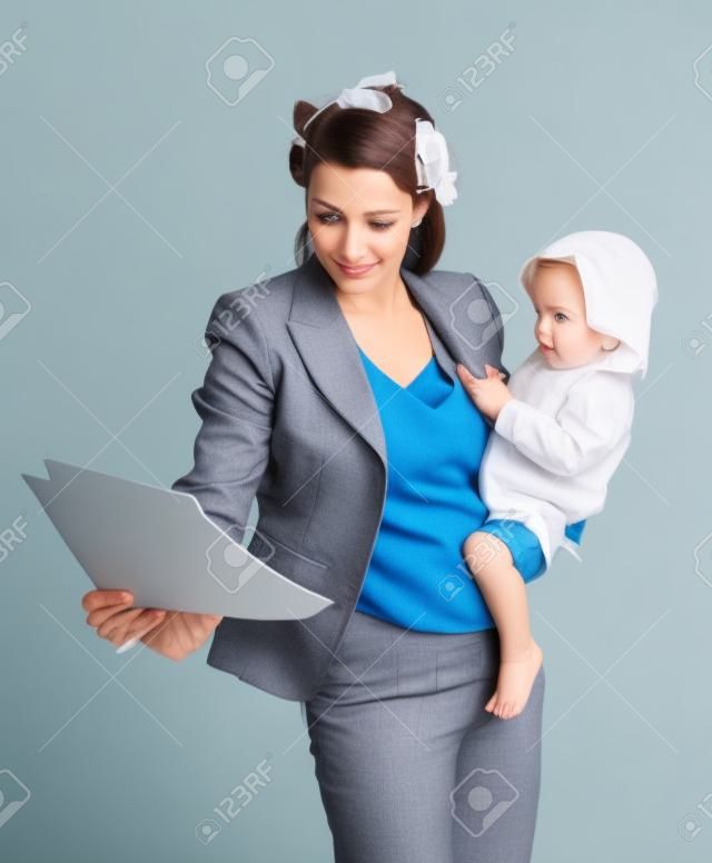 Donna d'affari in possesso di un bambino isolato su sfondo bianco