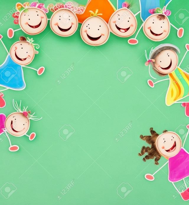 enfants heureux avec des visages souriants
