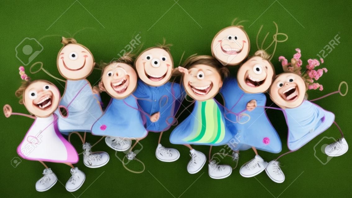 grupo de crianças sorridentes com rostos engraçados