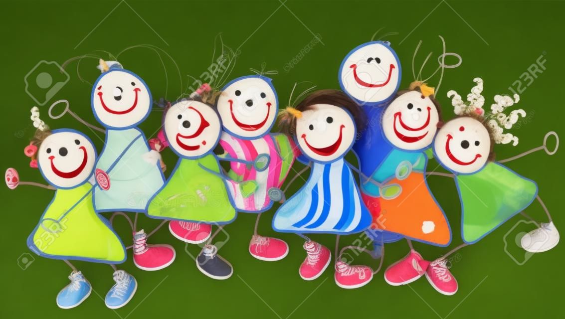 grupo de crianças sorridentes com rostos engraçados