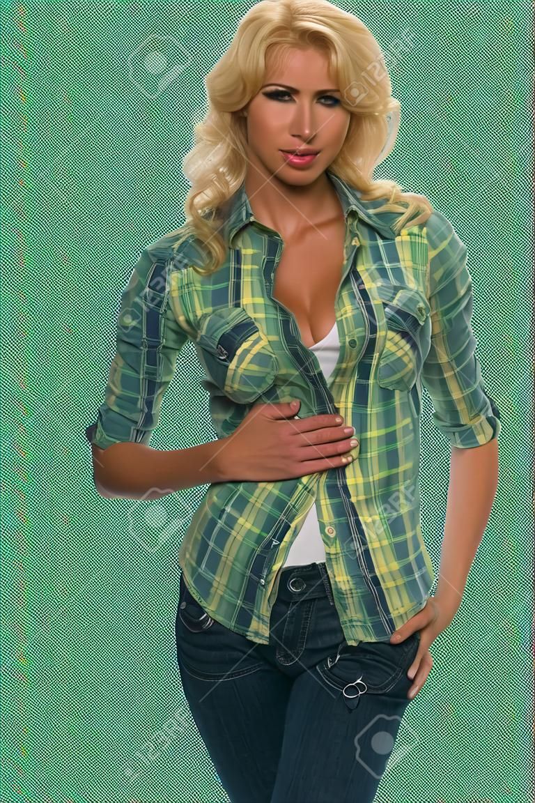 Linda jovem mulher loira em uma camisa xadrez verde e jeans