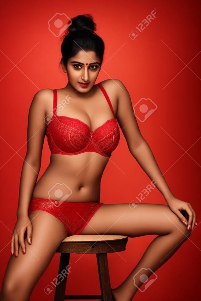 Belle jeune femme indienne dans un soutien-gorge rouge