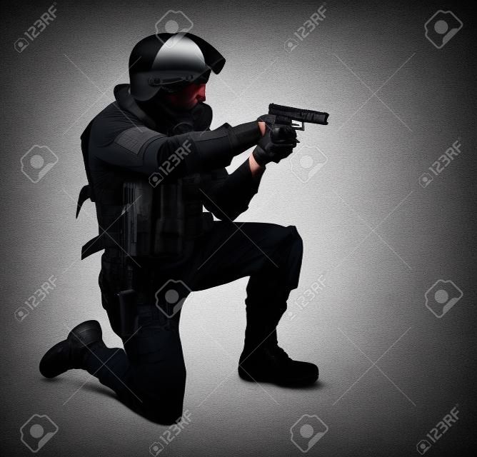 Hombre armado en barrica de protactive con una pistola. Aislados en blanco.