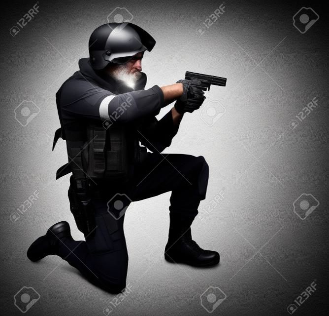Hombre armado en barrica de protactive con una pistola. Aislados en blanco.