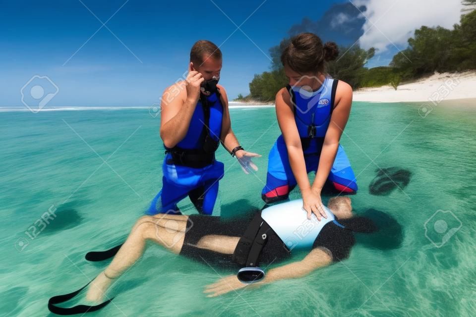CPR képzés búvár a strandon