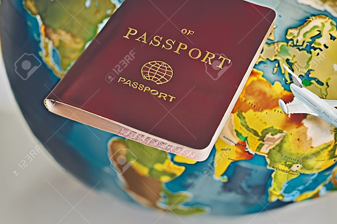 passaporto con mappa del mondo, concetto di viaggio. Il concetto di viaggi e viaggi all'estero. Passaporto rosso sullo sfondo del globo blu.