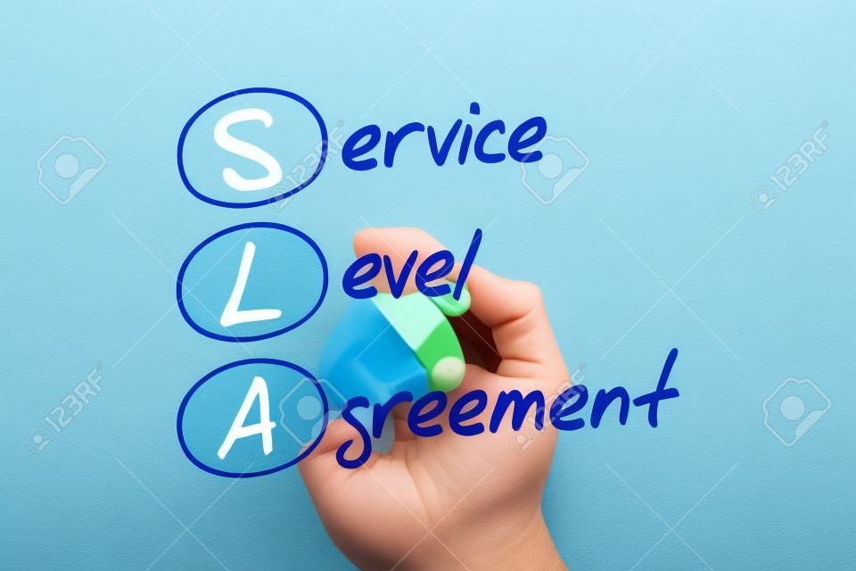 SLA - Acordo de nível de serviço acrônimo com marcador, fundo de conceito de negócios