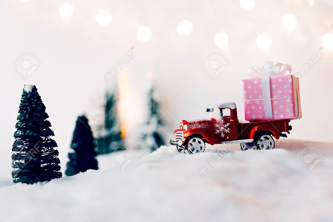 Spielzeug Pickup Auto tragen Weihnachtsgeschenk im Schnee