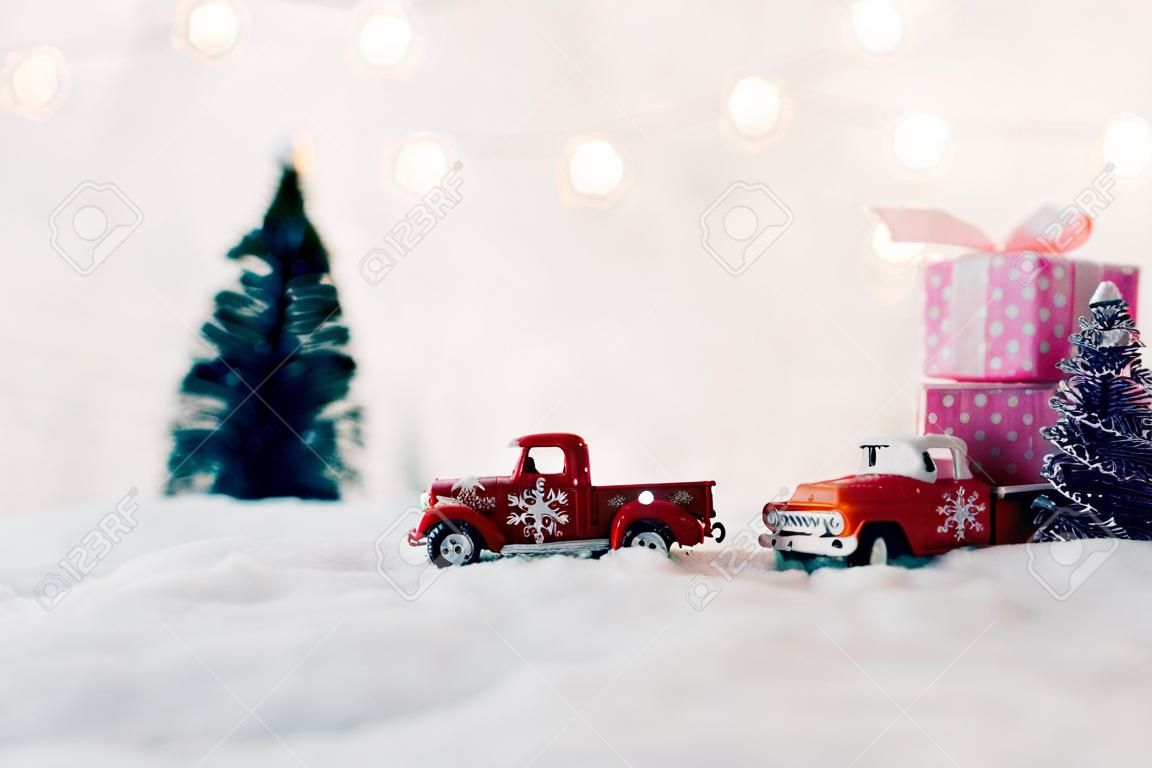 Spielzeug Pickup Auto tragen Weihnachtsgeschenk im Schnee