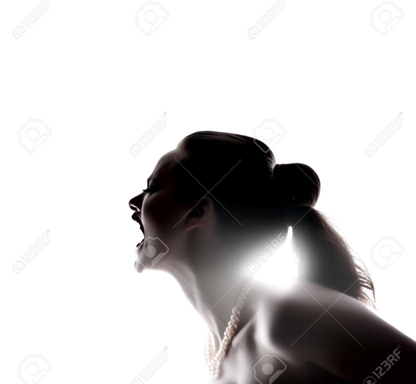 Silhueta de bela jovem mulher gritando isolado no fundo branco