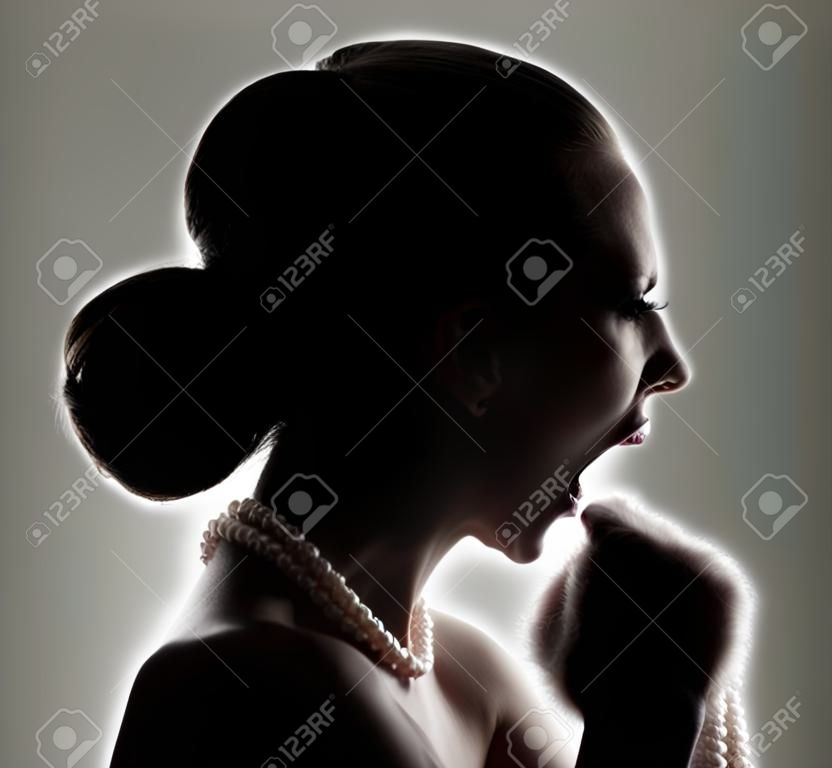 Silhouette de jeune femme belle en criant isolé sur fond blanc
