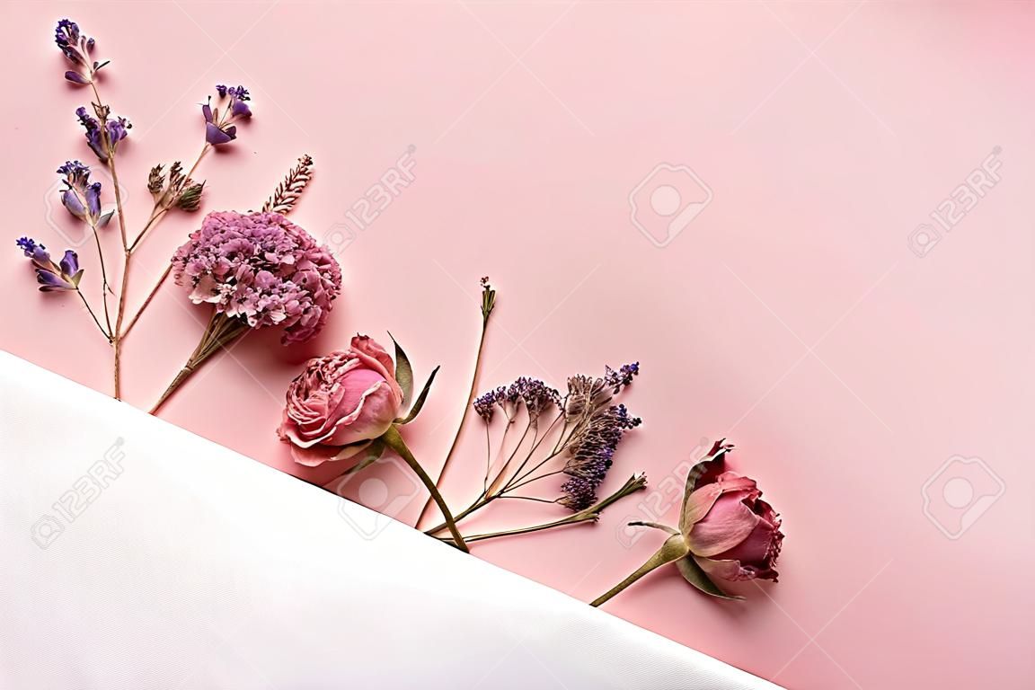 Carte avec des fleurs séchées