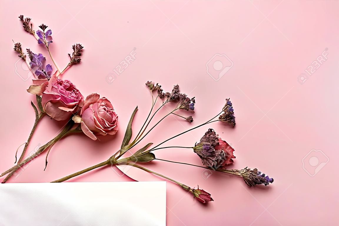 Tarjeta con flores secas