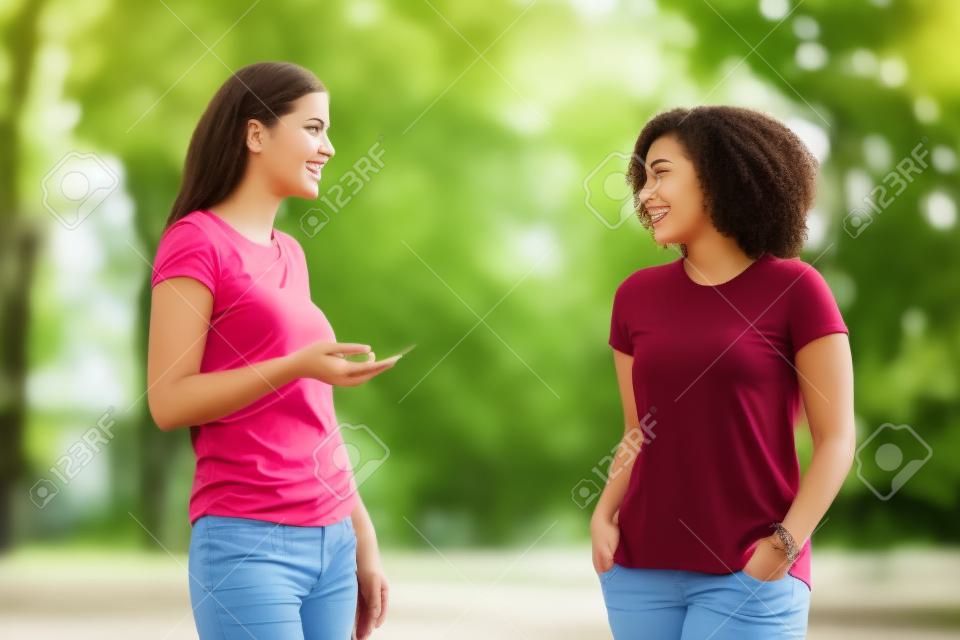 Zwei junge Frauen im Gespräch im Park