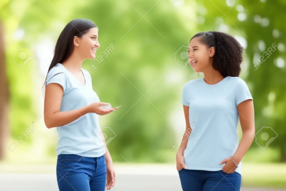 공원에서 얘기하는 두 젊은 여성