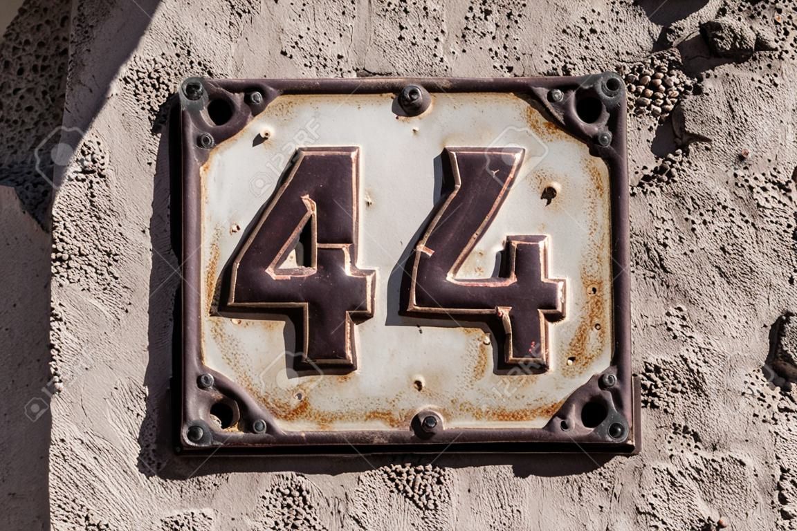 Weinlese-Metallhausnummer an der Wand, retro Hausnummer