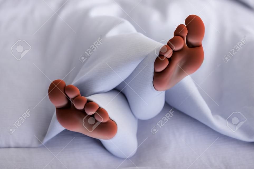 Schlafen teen girl feet unter der Decke