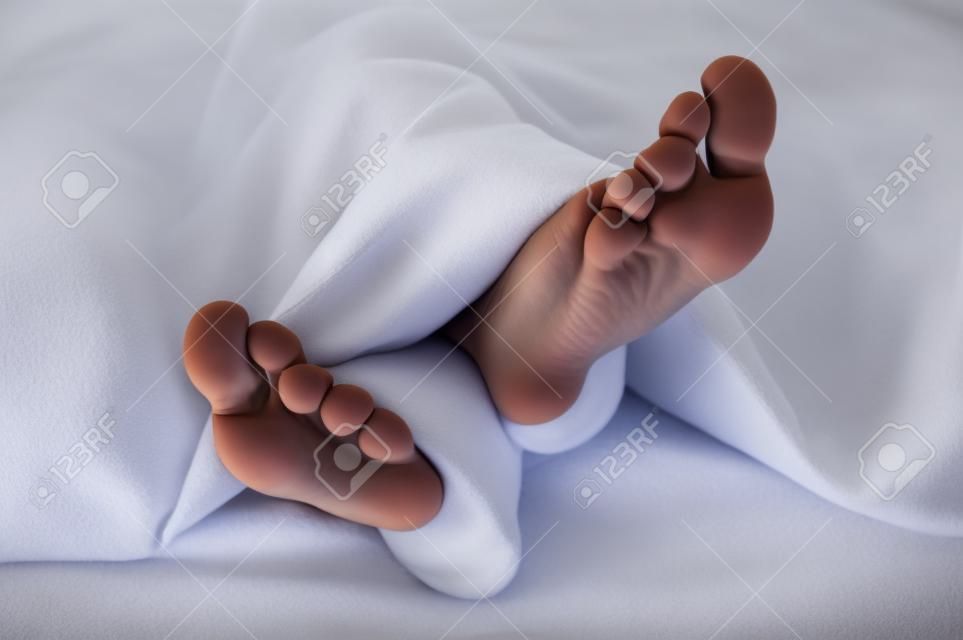 dormire ragazza piedi adolescenti sotto la coperta