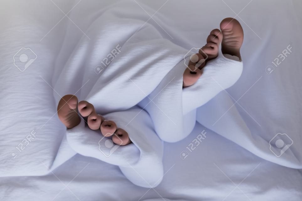 dormire ragazza piedi adolescenti sotto la coperta