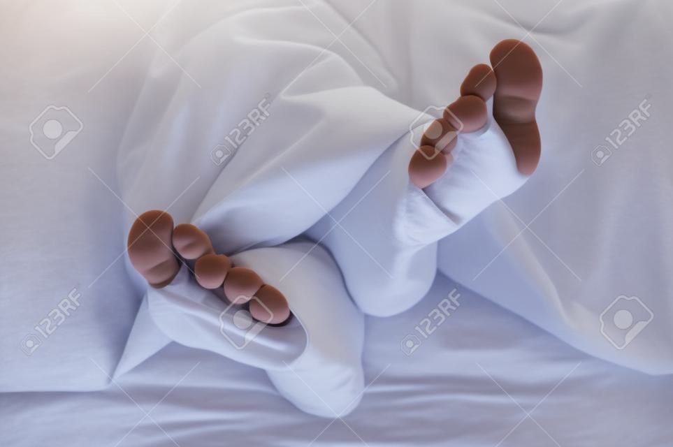 Schlafen teen girl feet unter der Decke