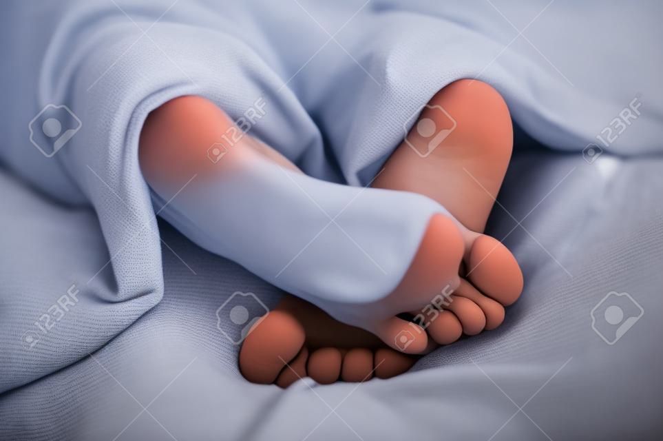 Sleeping Girl pieds adolescence sous la couverture