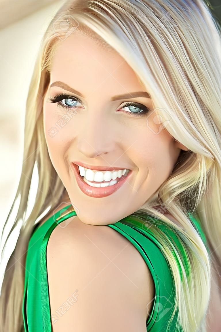 Natural portrait lumière d'une heureuse femme souriante belle blonde aux yeux bleus