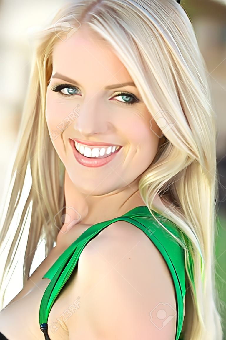 Natural portrait lumière d'une heureuse femme souriante belle blonde aux yeux bleus