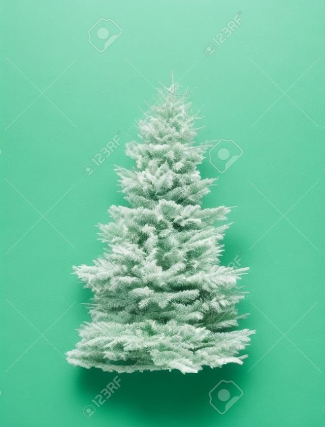 Grand sapin vert isolé sur fond blanc. Grand arbre de Noël naturel découpé