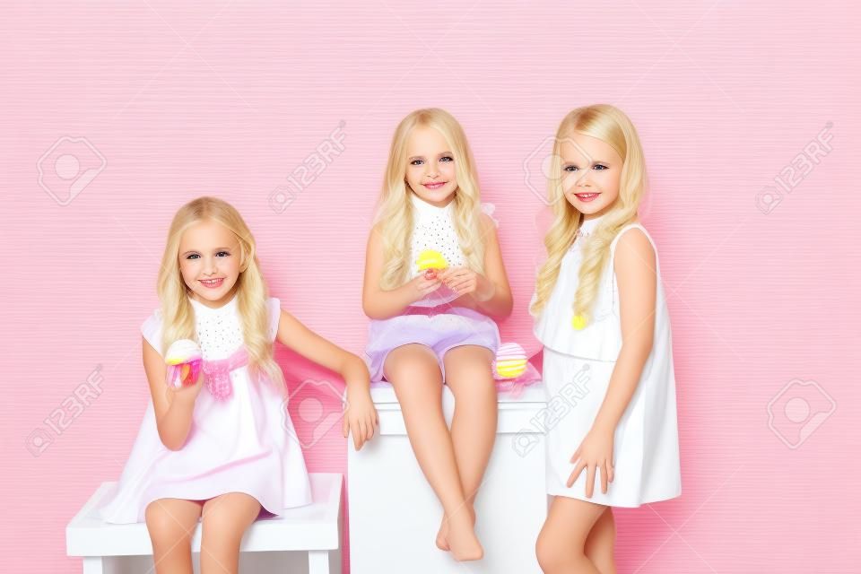 eten zoet snoep lolly drie kleine meisjes blond