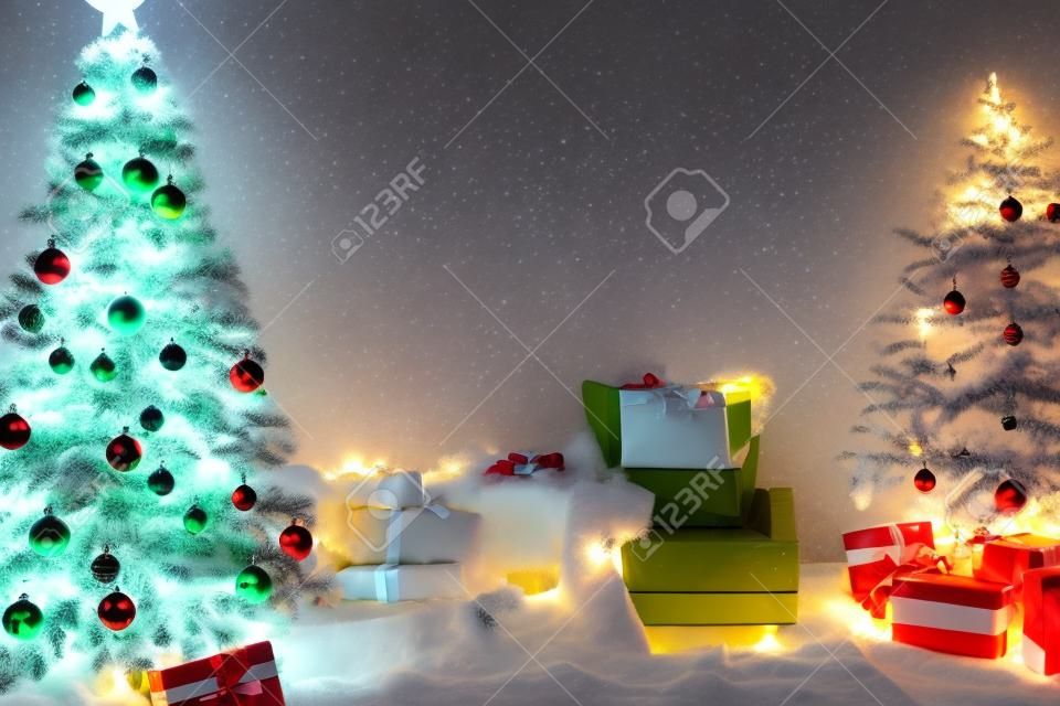 Weihnachtsbaumgirlandenlichter mit Geschenken des Neujahrsurlaubs