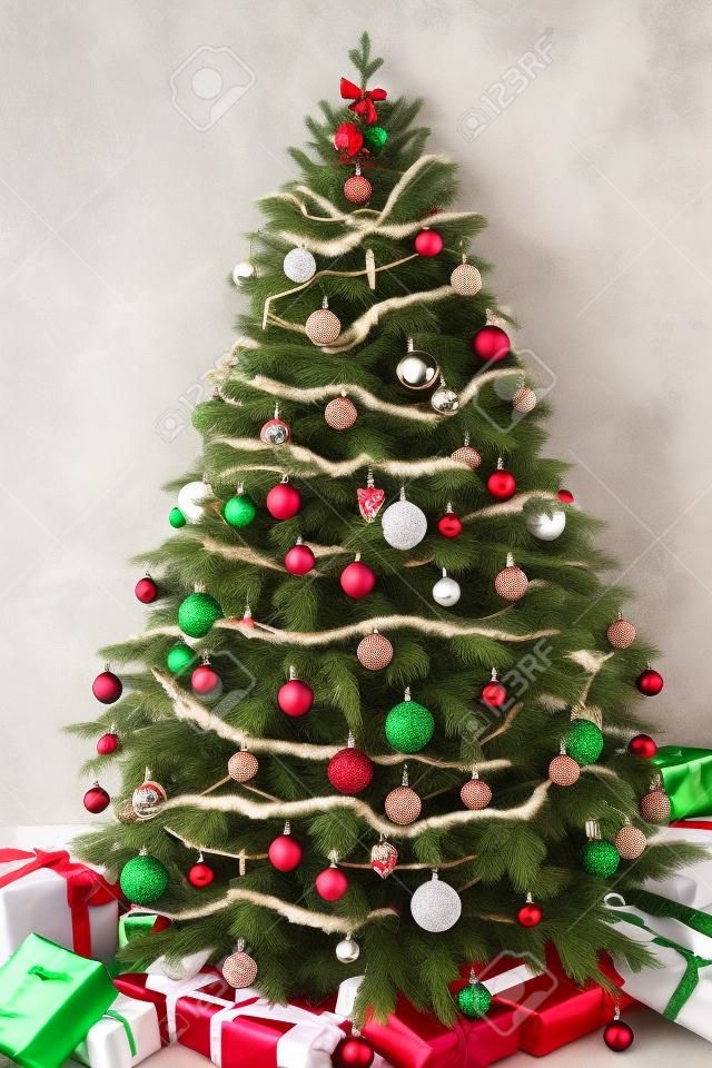 Árbol de navidad con regalos decoración guirnalda año nuevo
