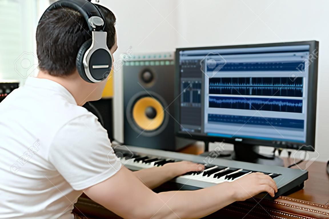 男性のサウンド プロデューサーのレコーディング スタジオでの作業します。