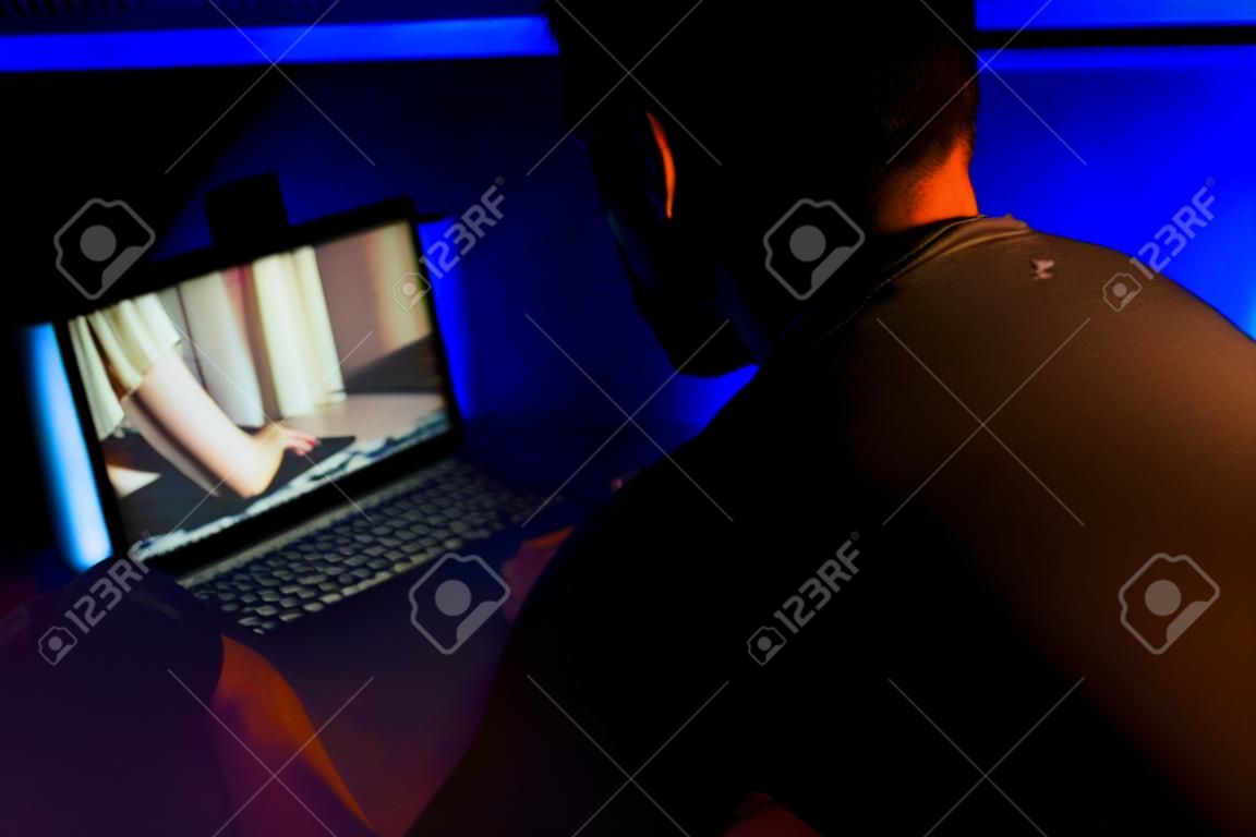 De man chatten met webcam model laat in de nacht.