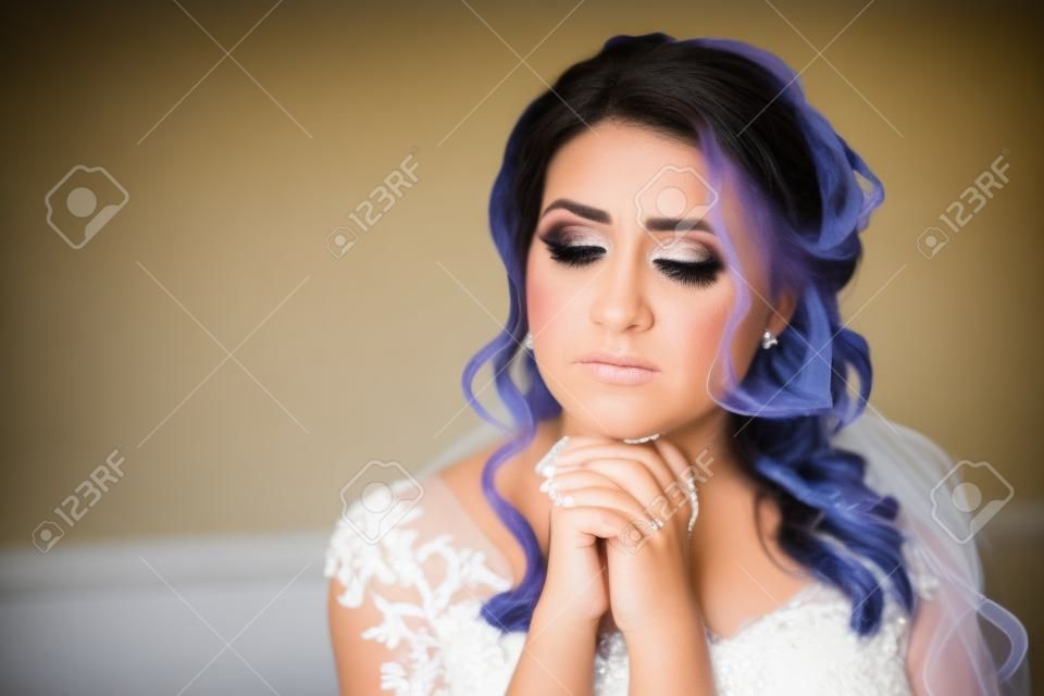 retrato de la novia llorando, tristeza, rayas toallitas de rímel. Luz natural