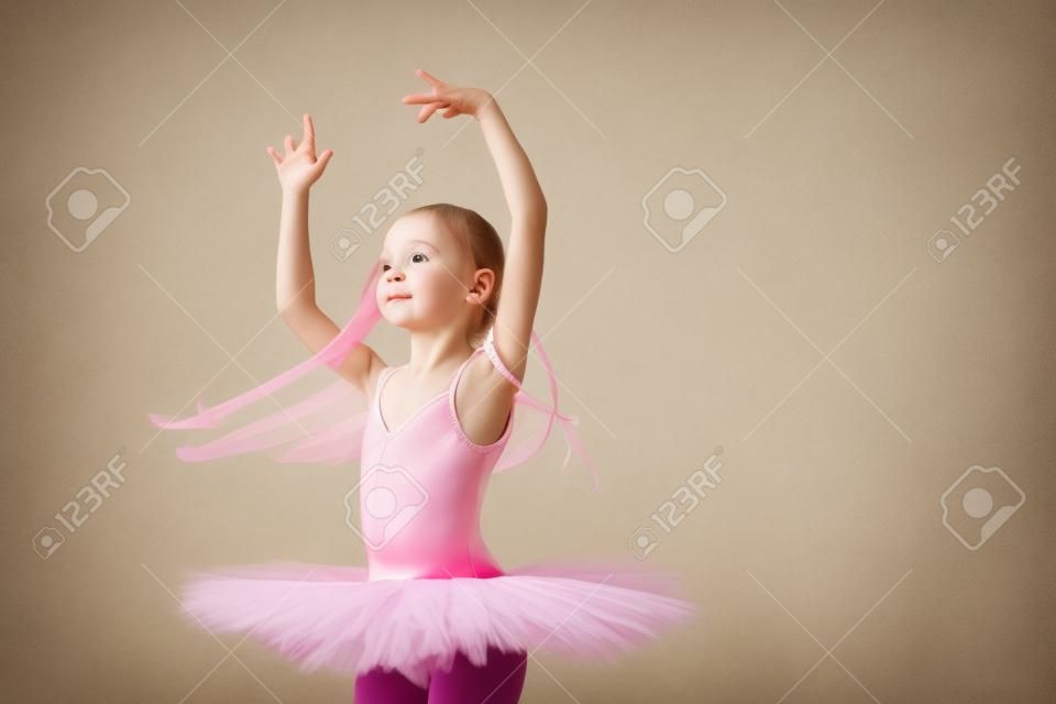 piccola ballerina sta ballando.