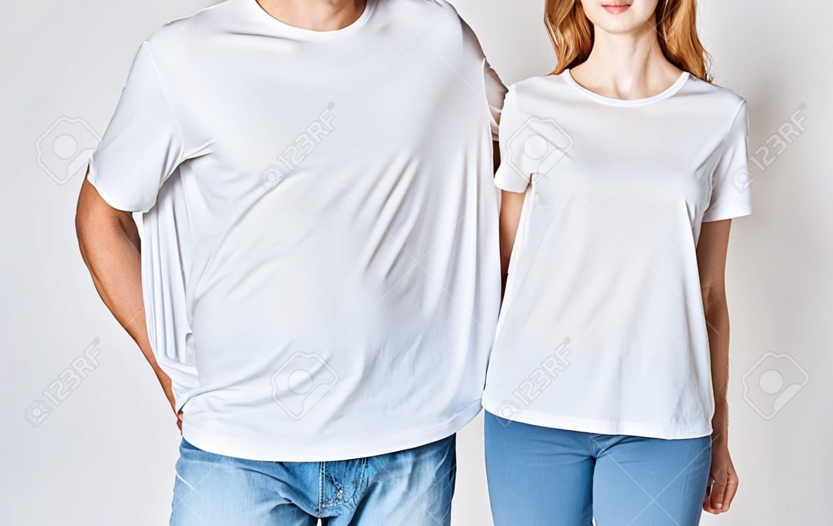 흰색 티셔츠와 청바지 유행 스타일의 옷을 입은 남자와 여자