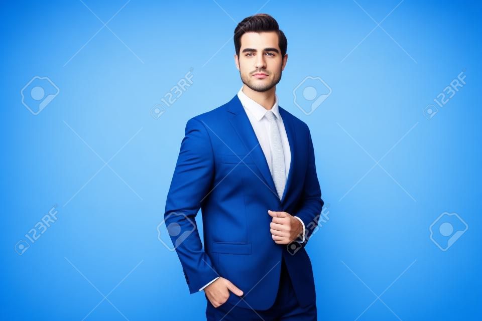 Homem, homem negócios, em, um, elegante, terno, com, jaqueta, gravata, e, camisa branca, ligado, azul, fundo, retrato