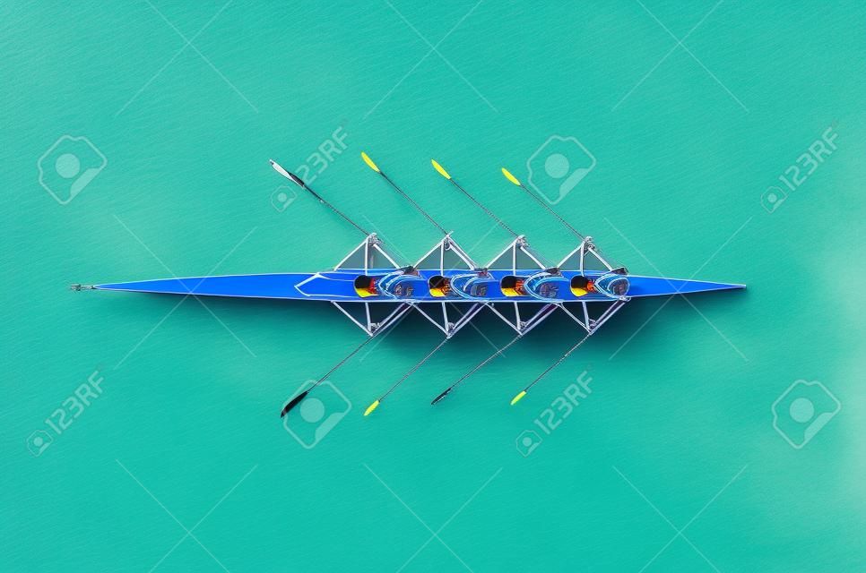 Équipe d'aviron des femmes sur l'eau bleue, vue de dessus