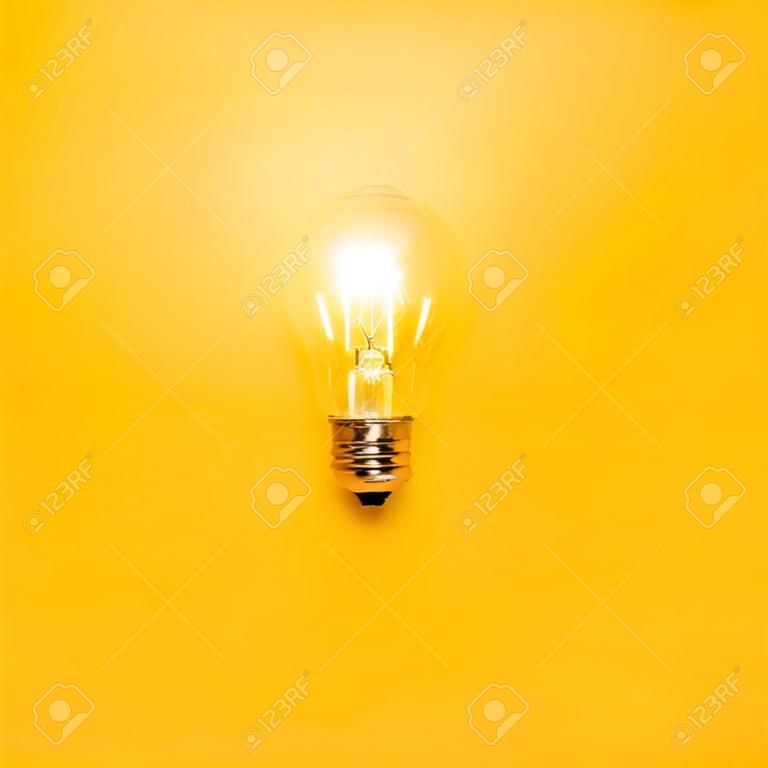 Glühbirne auf gelbem Hintergrund. Symbol Ideen