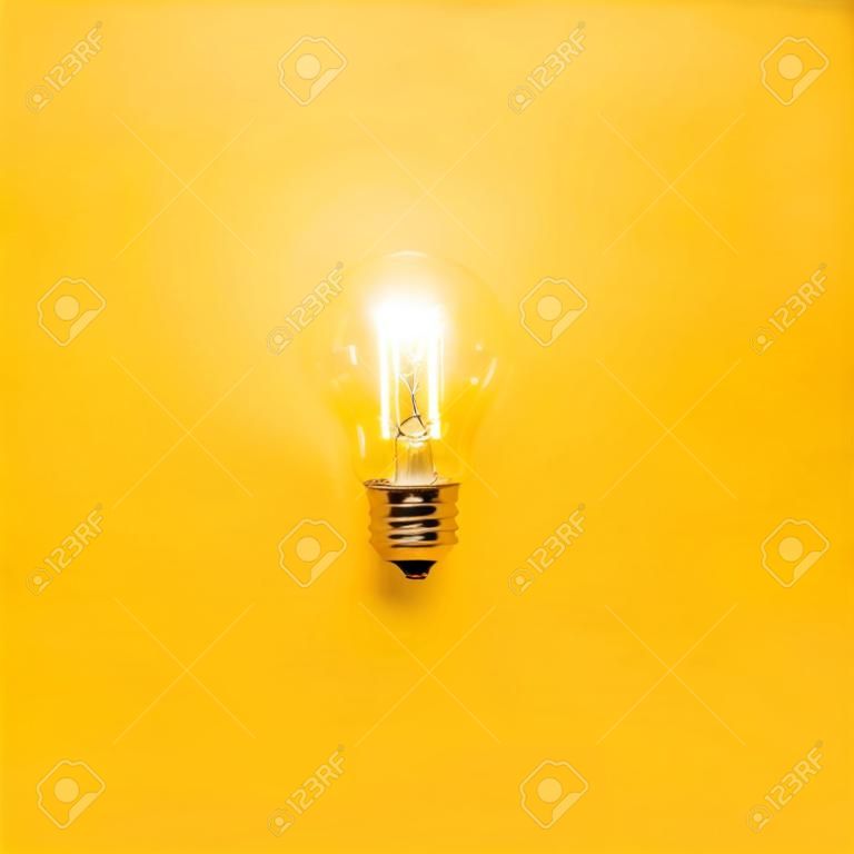 bombilla de luz sobre fondo amarillo. Ideas símbolos