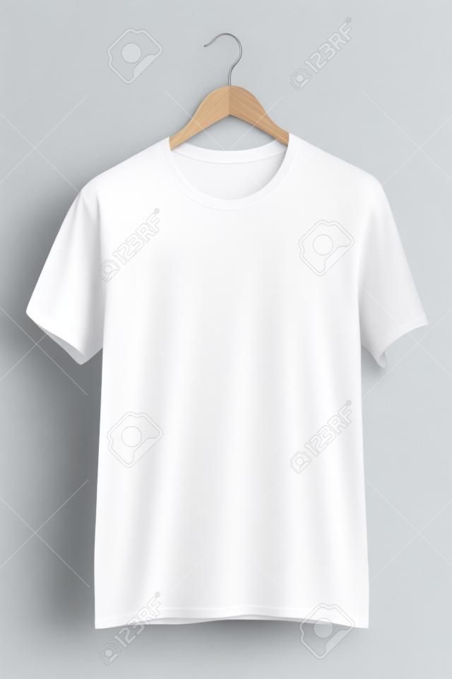 Camiseta blanca en blanco en percha de madera aislada sobre fondo blanco. Plantilla de maqueta de camiseta blanca
