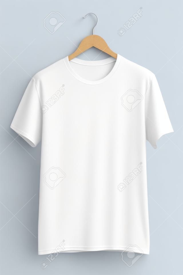 T-shirt bianca in bianco sul gancio di legno isolato su priorità bassa bianca. Modello di mockup di maglietta bianca