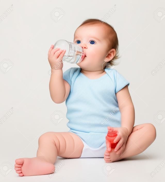 嬰兒孩子嬰兒蹣跚學步的孩子坐在白色背景上的飲料瓶飲用水