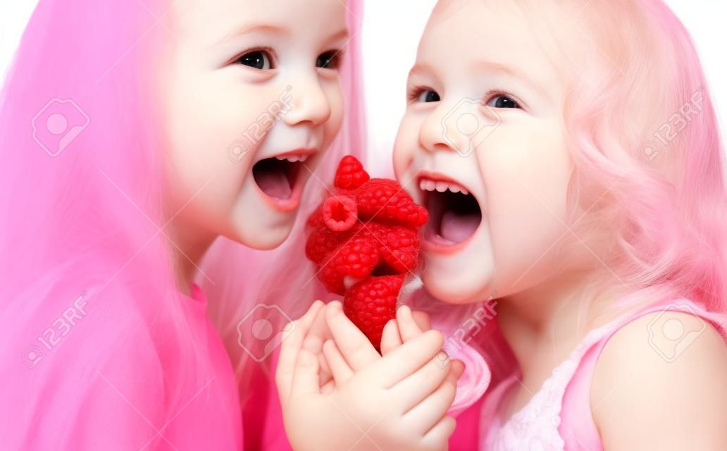Młode dziewczynek szczęśliwy gotowy do jedzenia czerwone maliny lodów w gofry Cone uśmiecha wrzask na białym tle