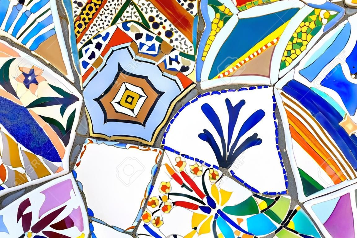 Famosos detalhes coloridos mosaicos de cerâmica, projetado por Antonio Gaudi e mais conhecido como trencadis Localizado no parque Guell de Barcelona, Espanha