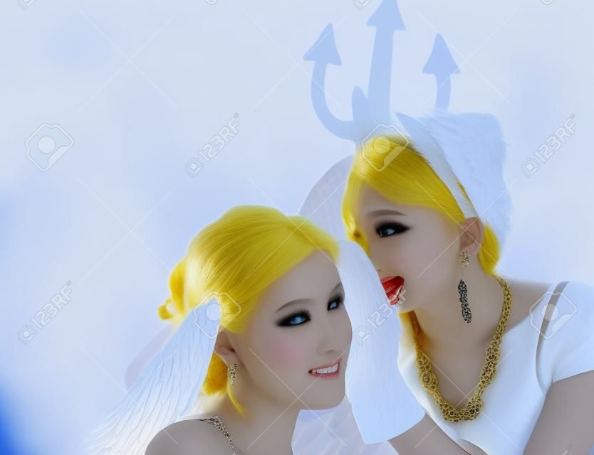 immagine di angelo e diavolo ragazze su bianco