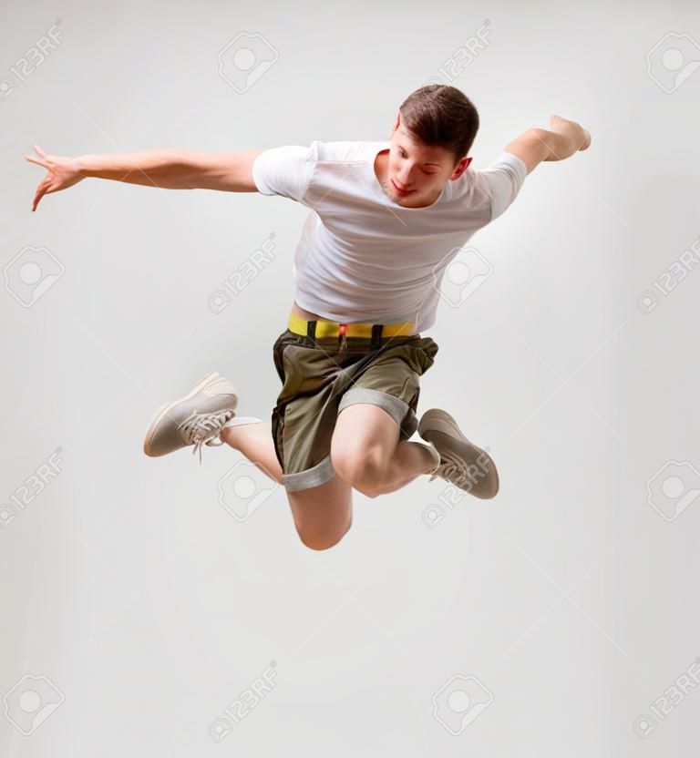 Photo d'hommes danseuse saut dans l'air