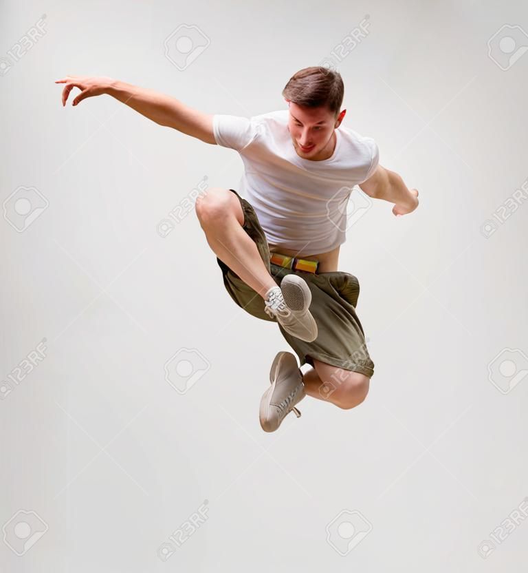 Photo d'hommes danseuse saut dans l'air